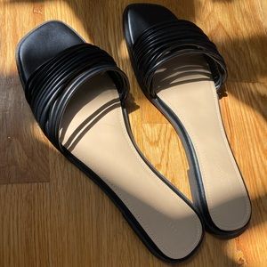 Average width all black sandals
